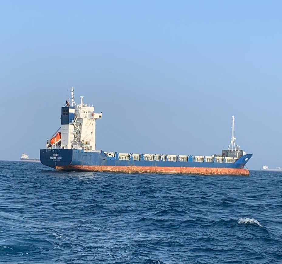 aries lateral en el mar